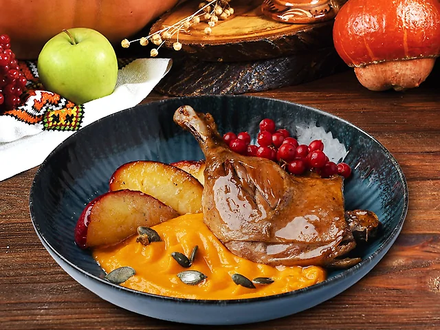 Качина ніжка з карамелізованими яблуками на пюре з гарбуза та яблук