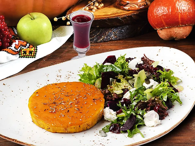 Стейк із пряного гарбуза з печеним буряком та міксом зелені