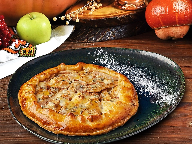 Галета з грушею, сиром дор-блю, волоським горіхом та медом