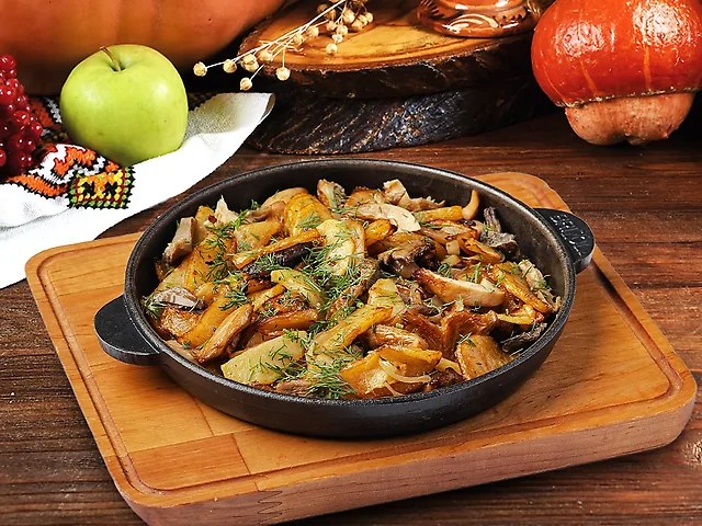 Картопля по-селянськи смажена з печерицями