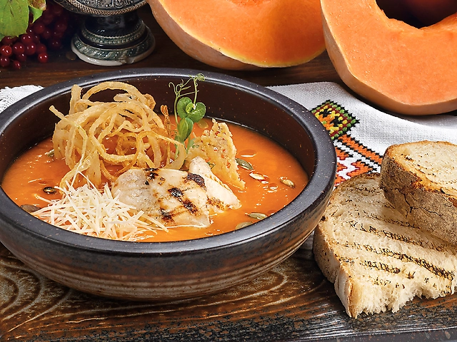 Гарбузовий суп з курячим мясом і гарбузовим насінням