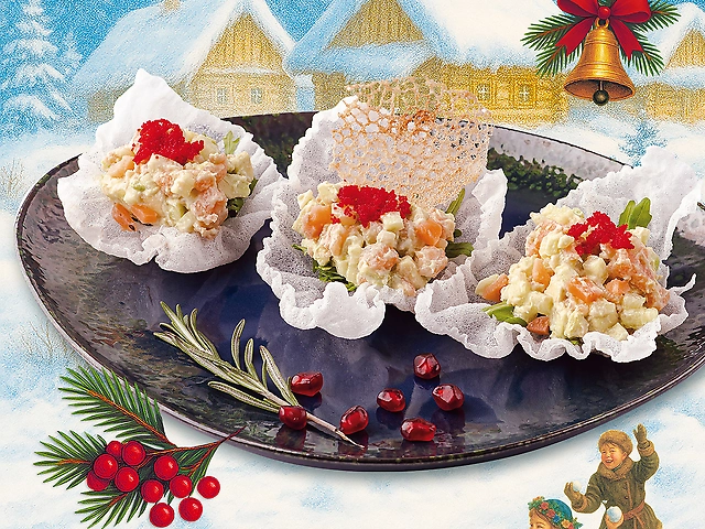 Тар-тар з солоної сьомги, авокадо, огірка з вершковим сиром на хрустких рисових  чіпсах