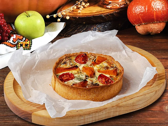 Відкритий пиріг з мясом курки, гарбузом, печерицями, томатами