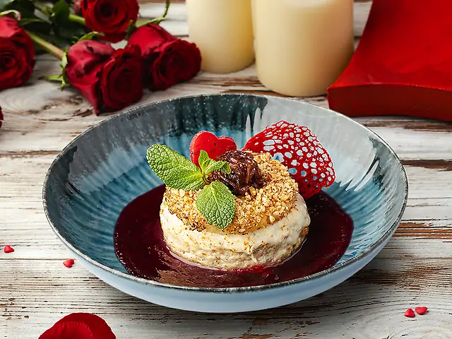 Соковита рублена куряча котлета з ніжним сиром Брі, карамелізованим ананасом і цибулею, подана на журавлиновому соусі