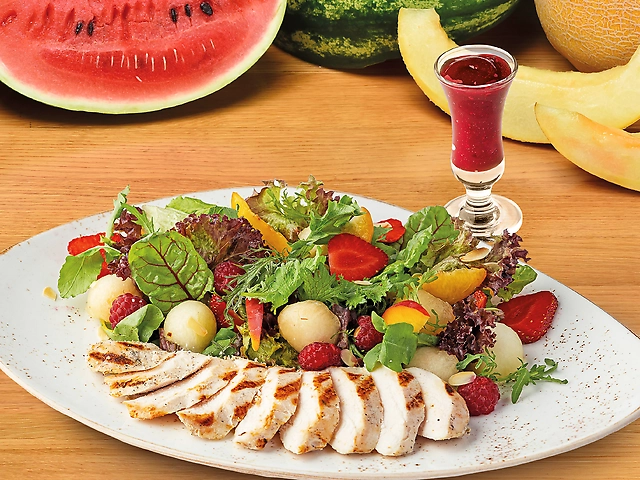 Салат з курячого філе-гриль, дині, персика і сезонних  ягід