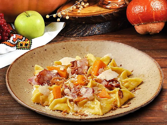 Вареники з гарбузом, зі смаженим беконом і пармезаном у сирному соусі