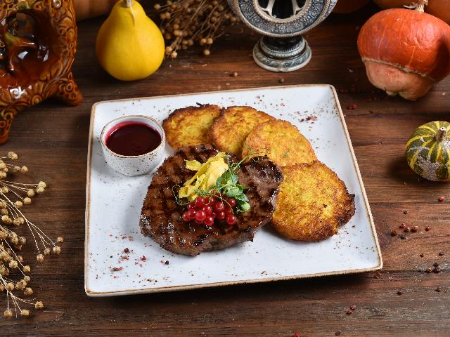 Телятина-гриль  з дерунами  з гарбуза і яблука, з малиновим соусом