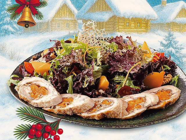 Салат з курячим рулетом з курагою, карамелізованою хурмою, томатами, зеленим міксом з руколою, в'яленою журавлиною