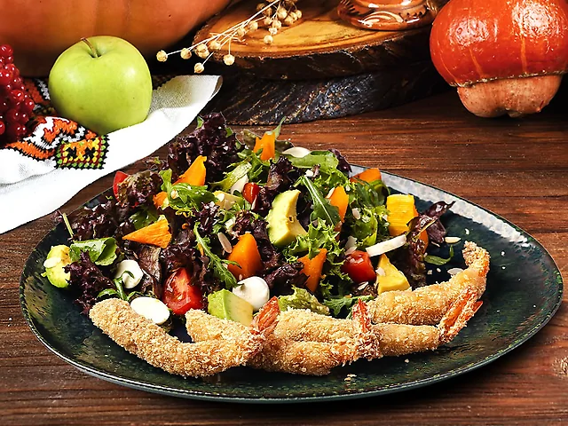 Салат із хрумкими креветками-фрі, запеченим гарбузом та авокадо