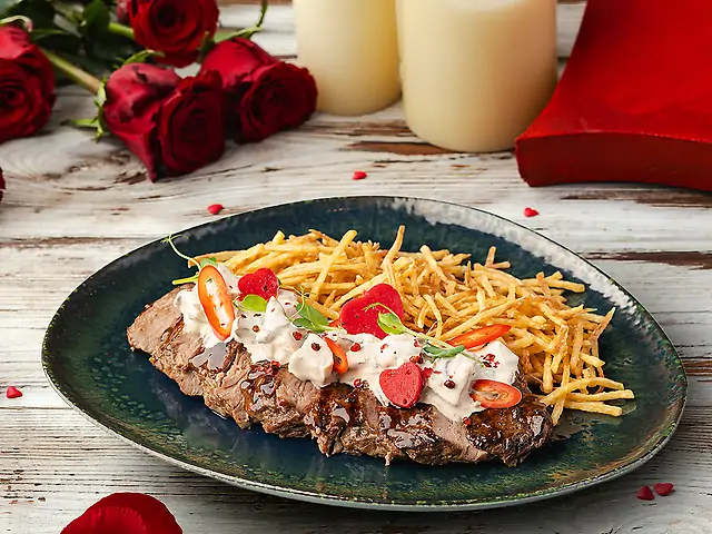 Телятина-гриль під вершково-грибним соусом із хрусткою картоплею пай