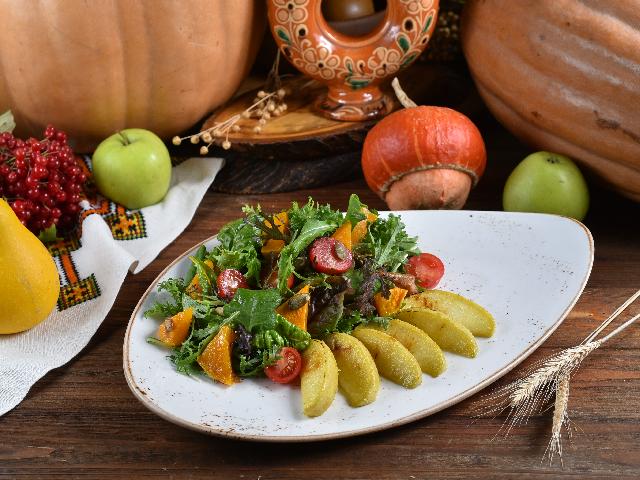 Теплий салат із курячим мясом, печеним гарбузом