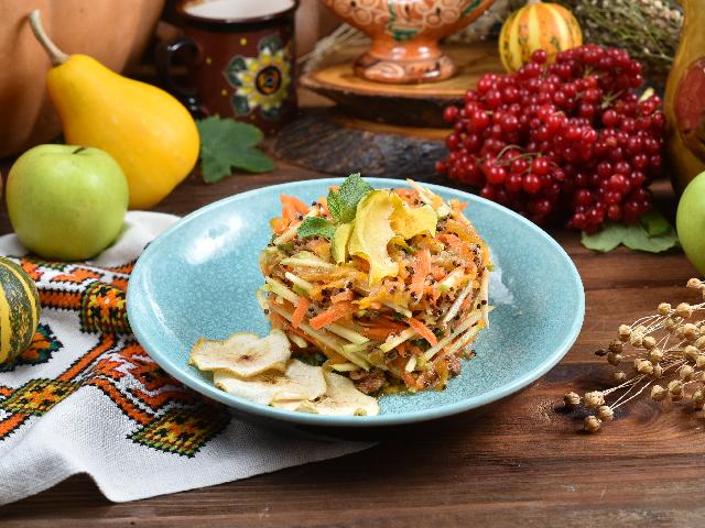 Салат зі свіжого гарбуза, моркви, яблук, чорного та білого кіноа