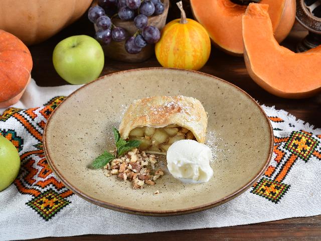 Штрудель з яблуком та ванільним морозивом