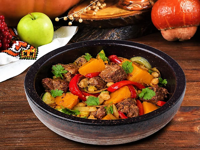 Баранина з кабаком та овочами