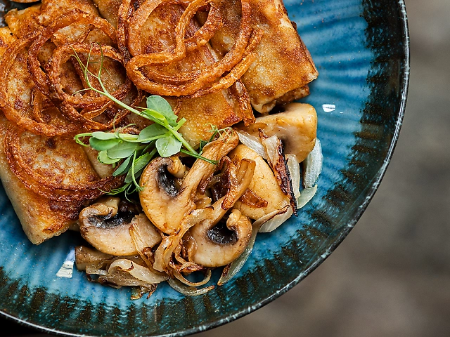 Млинці з мясом зі смаженими печерицями та сметаною