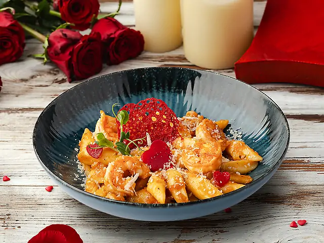 Домашні галушки з креветками, білими грибами та томатно-овочевим соусом