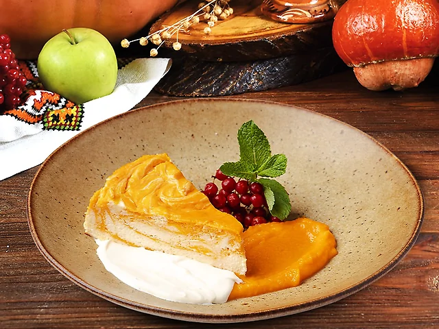 Сирно-гарбузовий чізкейк з солодкою сметаною та гарбузовим соусом