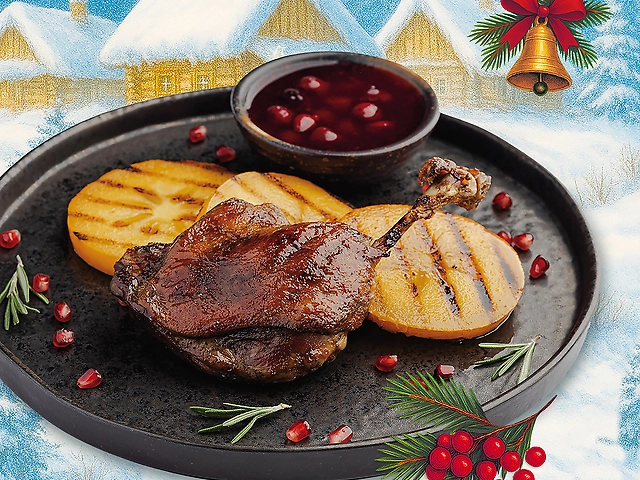 Ніжка качки в меду з хурмою  гриль та вишневим соусом