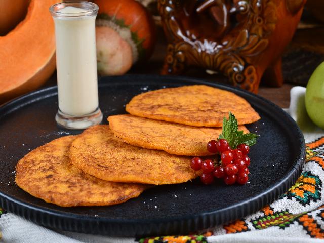 Солодкі гарбузові оладки зі сметаною