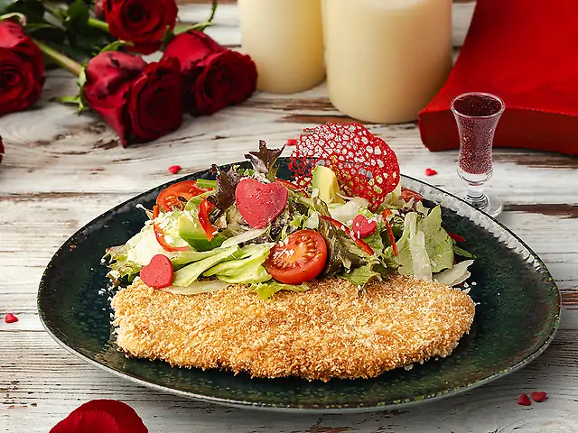 Салат зі шніцеля з індички з міксом свіжої зелені, руколою, овочами та сливовим соусом