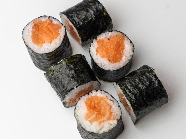 Макі з лососем