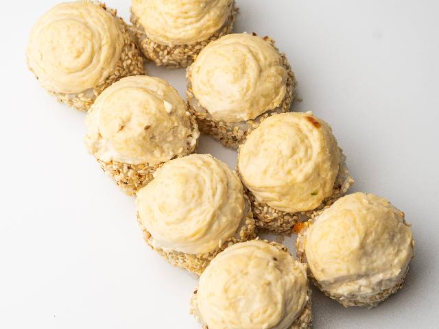 Сирний рол із тигровою креветкою