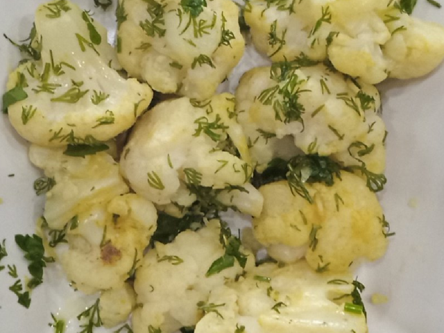 Цветная капуста с чесноком и зеленью