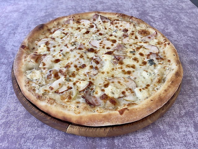 Пицца Груша с сыром Дор Блю