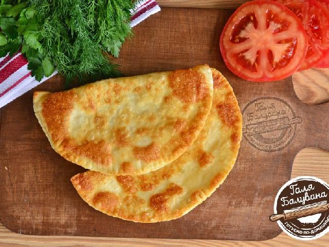 Чебуреки со свининой, сыром и помидорами