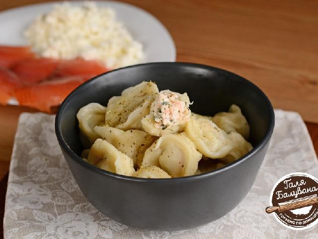 Пельмени с лососем и сыром