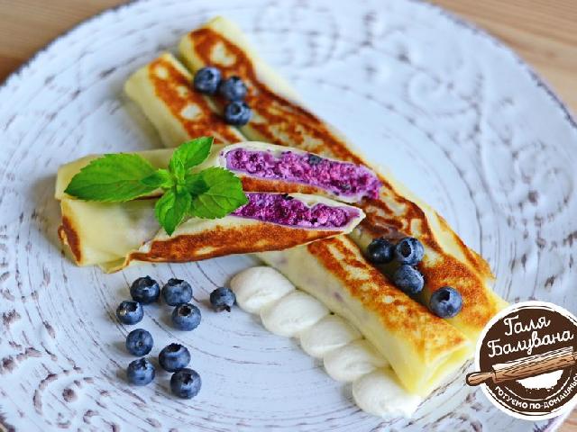 Блины с сыром и черникой