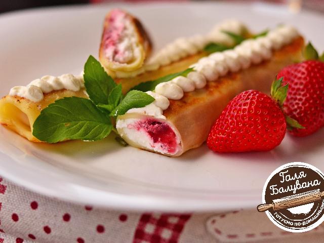 Блины с сыром и клубникой