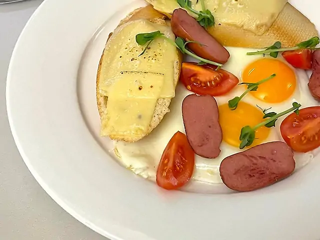 Яєчня глазунья з ковбасками