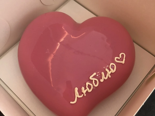 Мусовий тортик серце, Манго маракуйя, рожевий, напис люблю