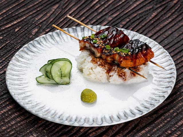 Кушиякі вугор з маринованими огірками