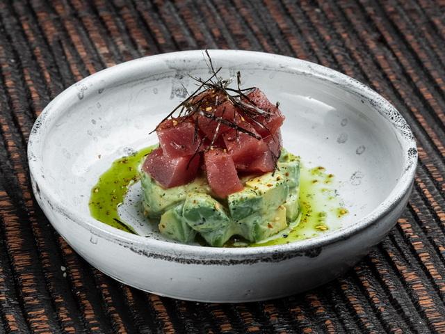 Тартар із тунця з авокадо та васабі