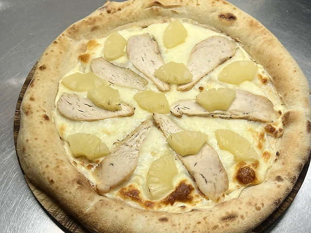 Піца гавайська з вершковим соусом, моцарелою, куркою та ананасом