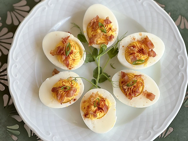 Яйця фаршировані з беконом