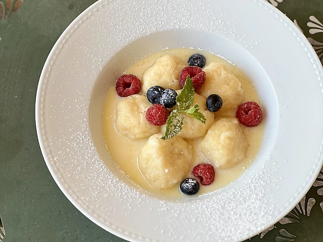 Солодкі творожні ледащі з ягодами та згущеним молоком