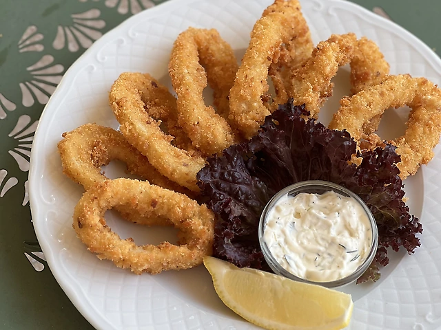 Кільця кальмару у паніровці з соусом тар-тар