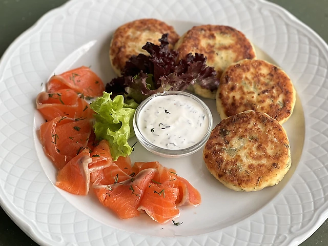 Сирники солоні з малосольним лососем