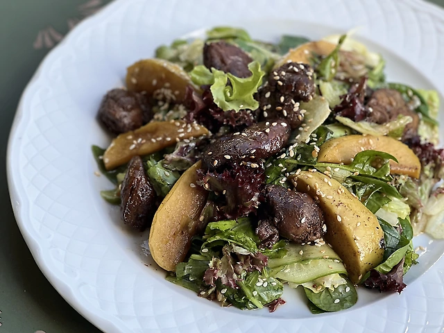 Зелений салат з курячою печінкою та карамелізованим яблуком