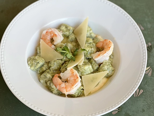 Шпинатні творожні ледащі з хвостами тигрової креветки та пармезаном