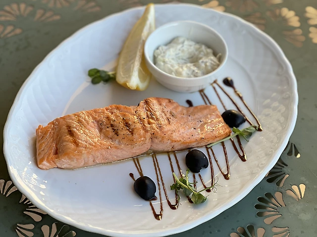 Філе лосося з соусом