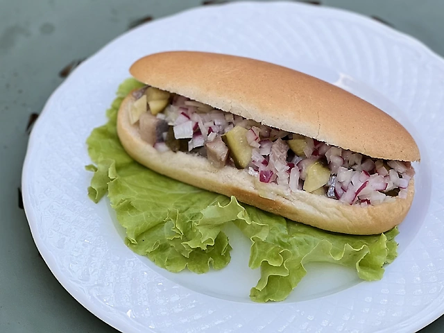 Амстердамський бутерброд з оселедцем, маринованою цибулею та солоним огірком