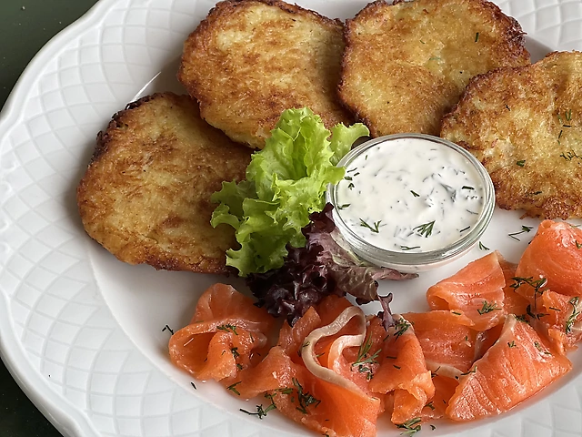 Картопляні деруни з малосольним лососем та соусом