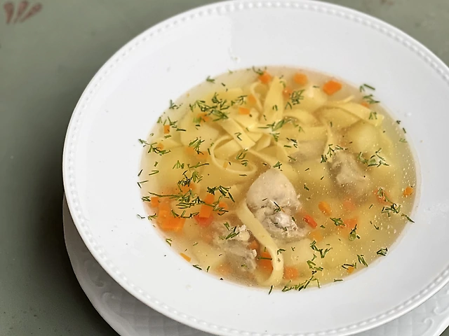 Суп курячий з яєчною лапшою