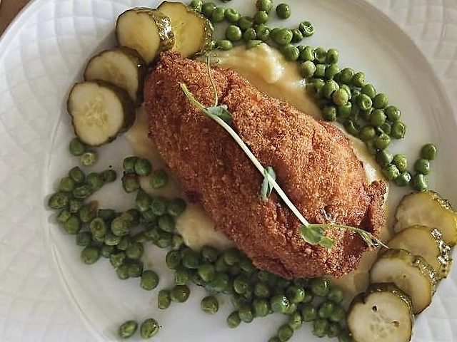 Котлета по-київськи з картопляним пюре та зеленим горошком