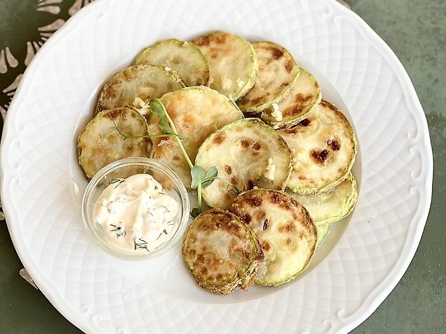 Кабачки смажені під часниковим соусом