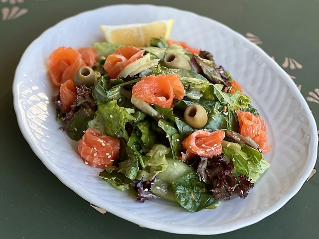 Зелений салат з малосольним лососем
